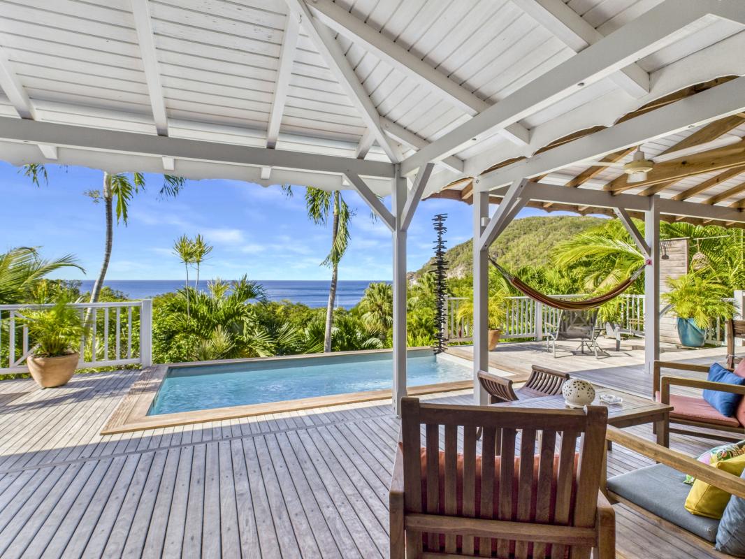 11.Location Villa piscine Deshaies Guadeloupe_Terrasse vue mer